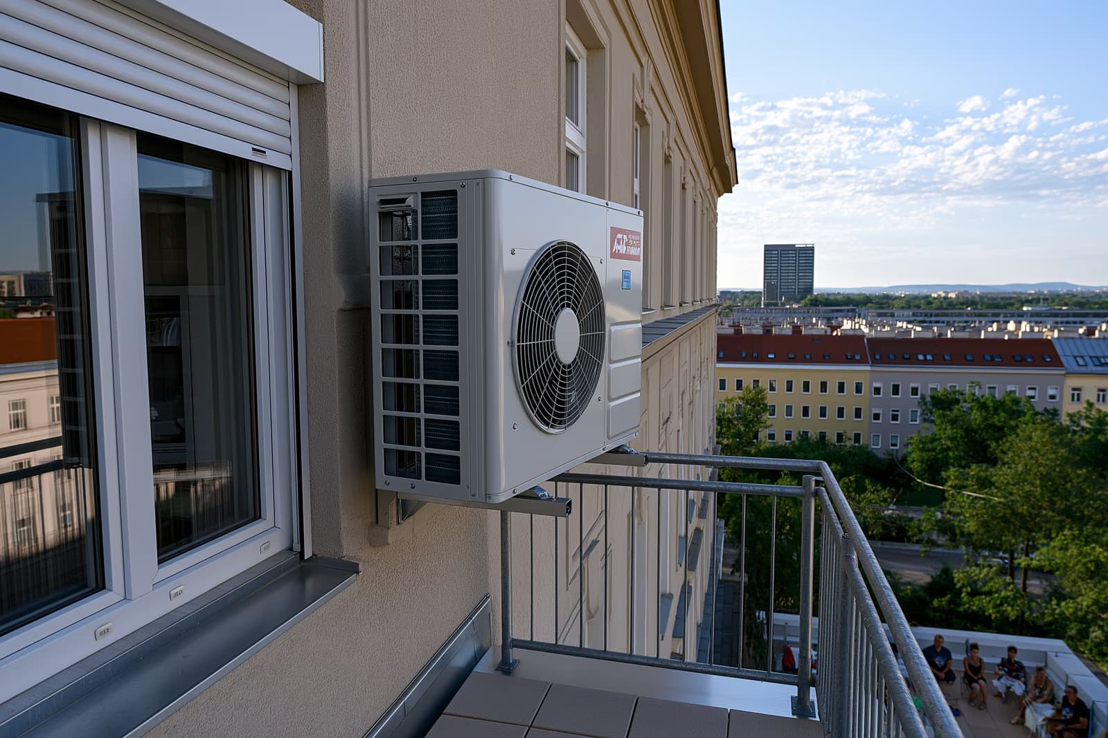 Jednostka klimatyzacyjna typu split zamontowana na ścianie balkonu w niemieckim mieszkaniu w stylu Altbau, typ urządzenia będącego w centrum zainteresowania firmy BGH zajmującej się klimatyzacją