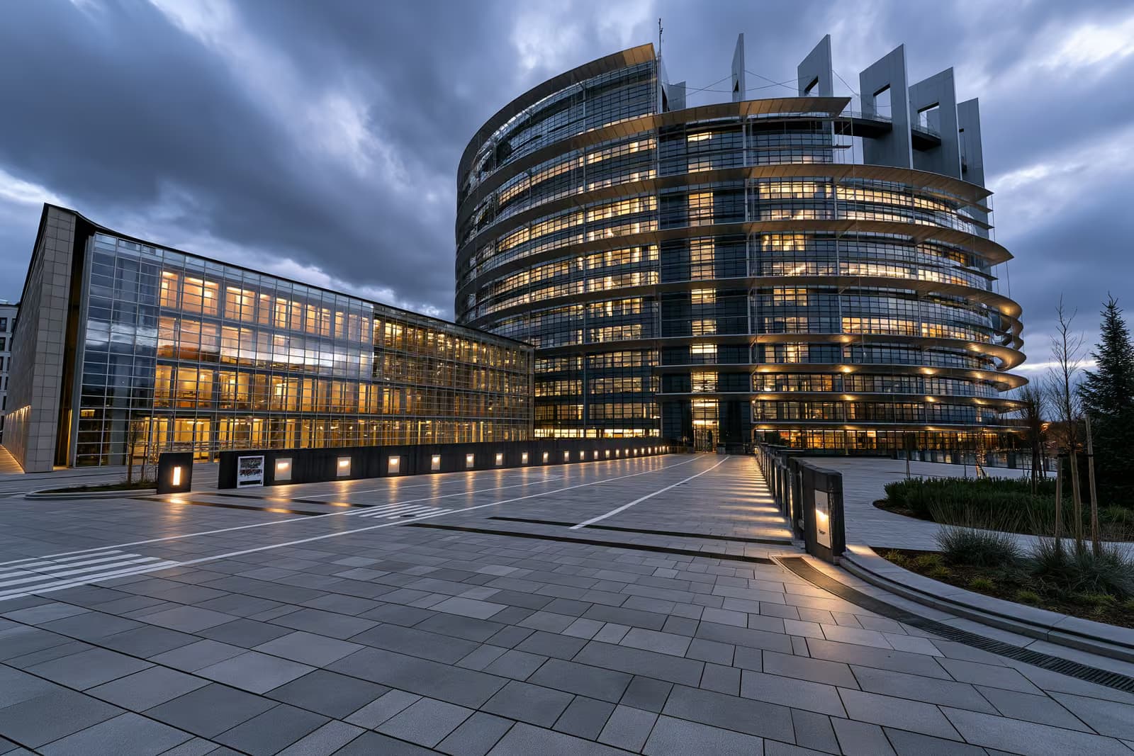 Budynek Berlaymont Komisji Europejskiej w Brukseli z flagami UE na zewnątrz.