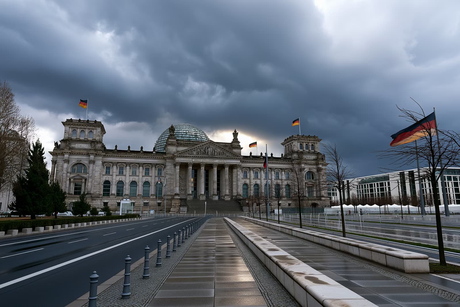 Budynek Reichstagu w Berlinie spowity ciężkimi, szarymi chmurami, odzwierciedlającymi napięty nastrój uchwycony w najnowszym sondażu Politbarometru