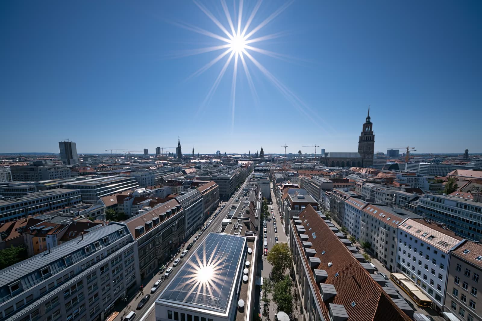 Zamglona panorama miasta pod silnym letnim słońcem podczas fali upałów.